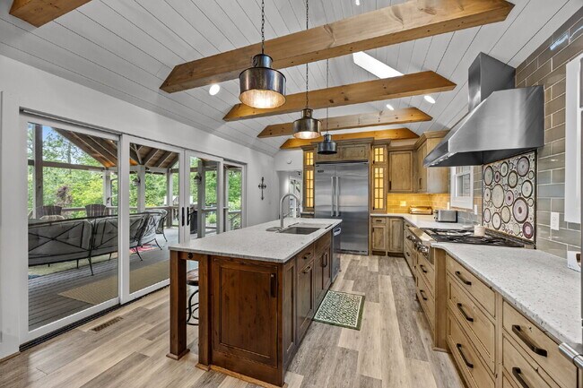 Building Photo - Charming Furnished Estate with Full-Servic...