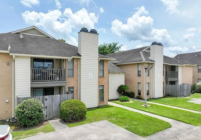 Building Photo - 1 Bed 1 Bath Condo with Community Pool and...
