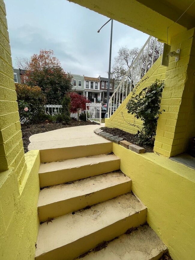 Building Photo - Charming 1928 Row Home for Rent with Modern Amenities — 2 Bedroom 2 Full Bath w/ 2 Half Baths, 2 ...