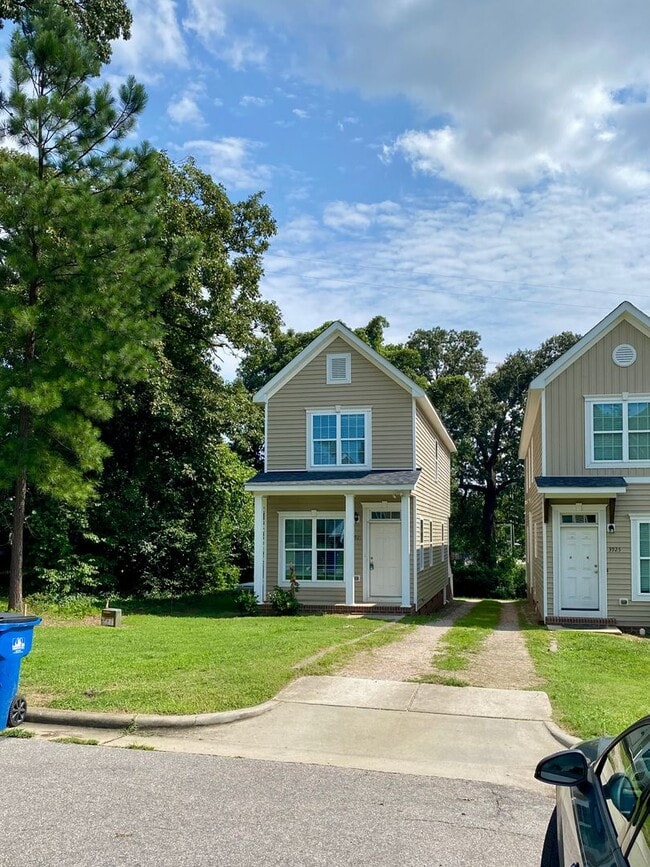 Building Photo - 3921 Lexington Dr