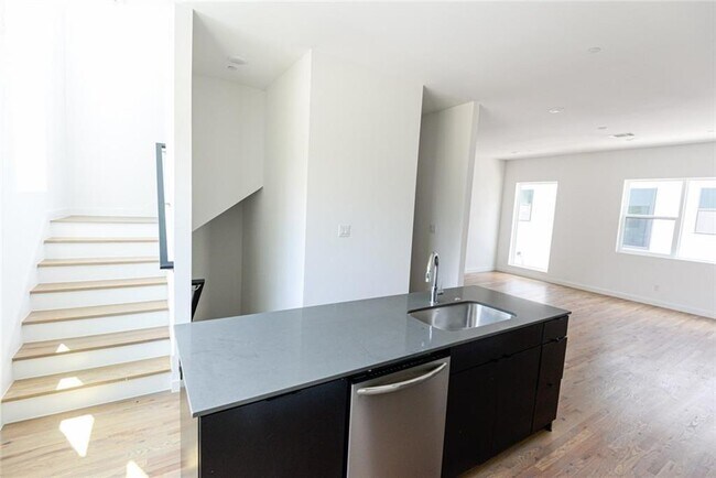 Building Photo - 427 W 10th St