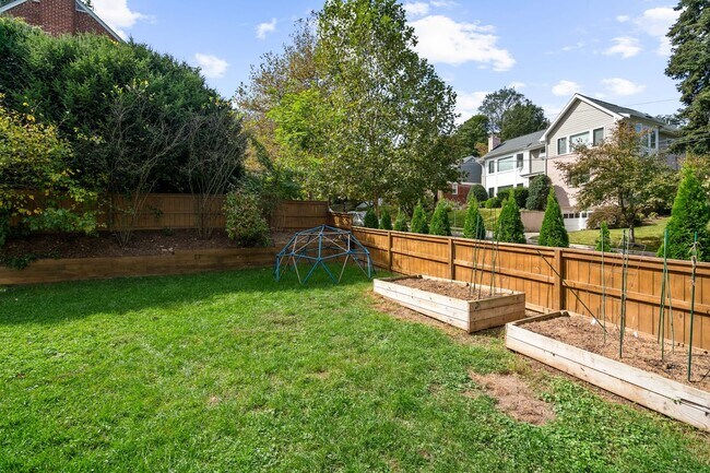 Building Photo - 5191 Linnean Terrace NW