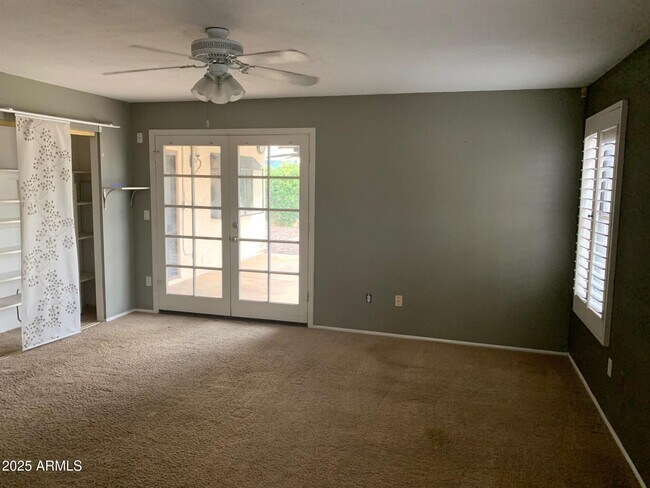 Building Photo - 435 E Larkspur Ln