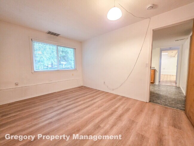 Building Photo - !! $3500 for 18 month lease !!  Private La...