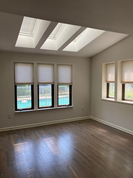 Building Photo - 748 Mainsail Ln