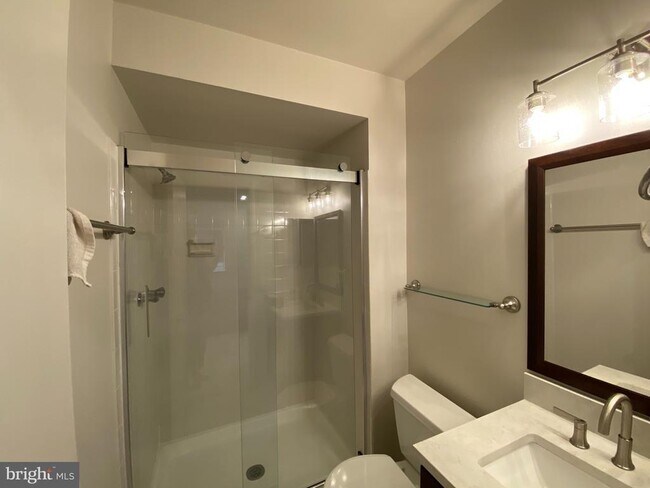 Building Photo - 2562 Glengyle Dr