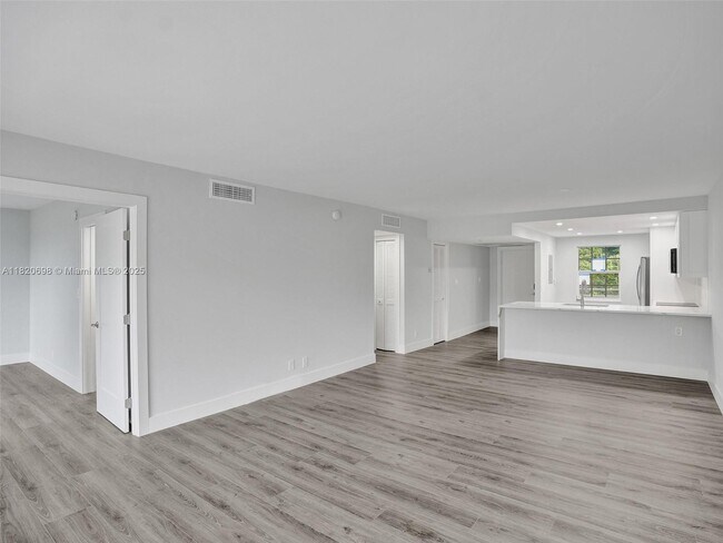 Building Photo - 605 Oaks Dr