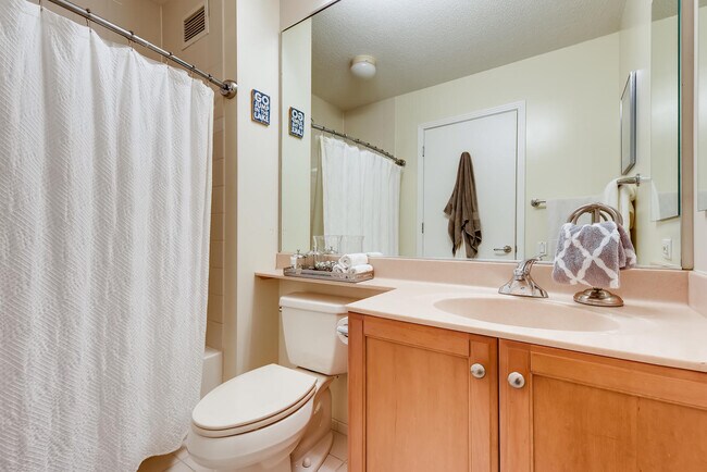 Building Photo - 400 N La Salle Dr