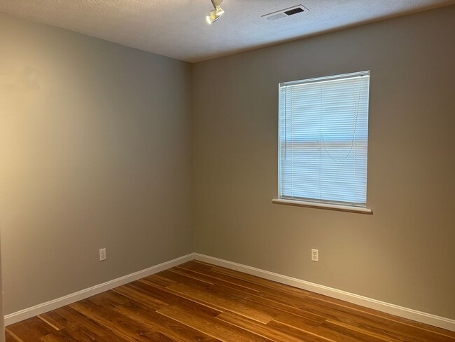 Building Photo - 4 bedroom 2 bath