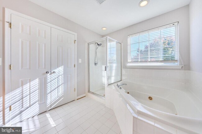 Building Photo - 685 Springhouse Square SE