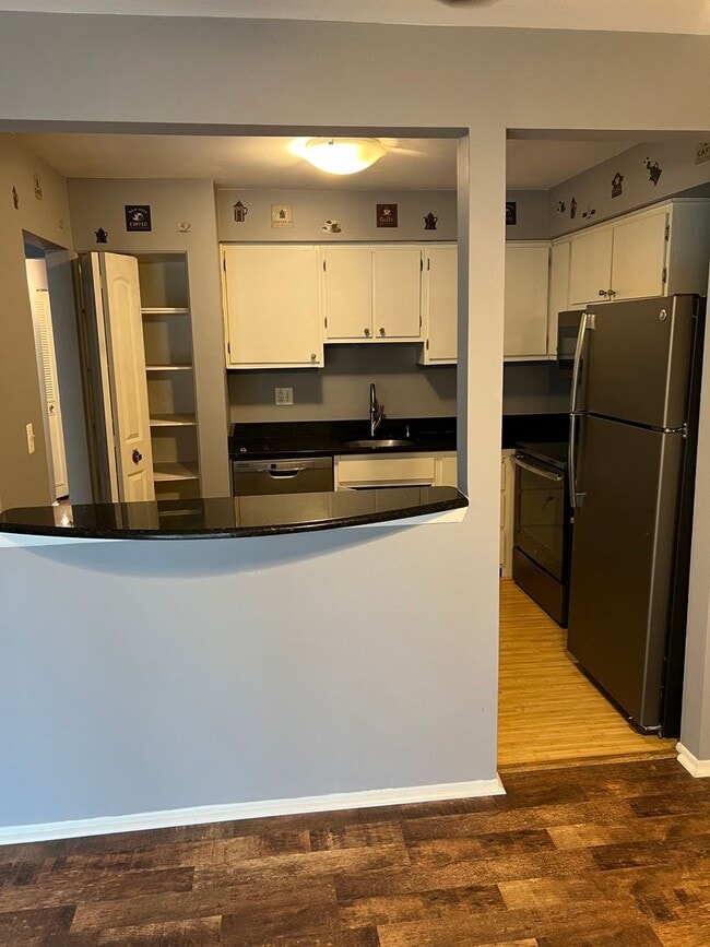 Building Photo - Beautiful 2 bedroom, 1.5 bath Condo in Wes...