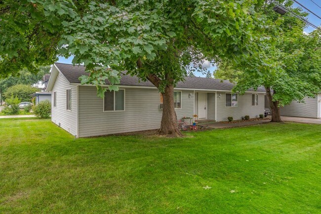 Building Photo - 2 bed 1 bath Rancher duplex