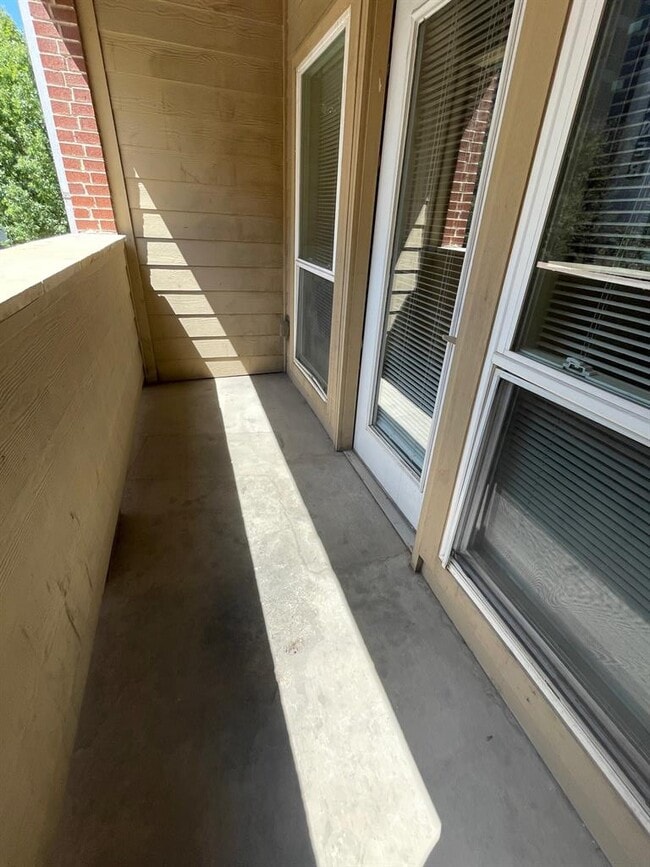 Building Photo - 910 W 25th St