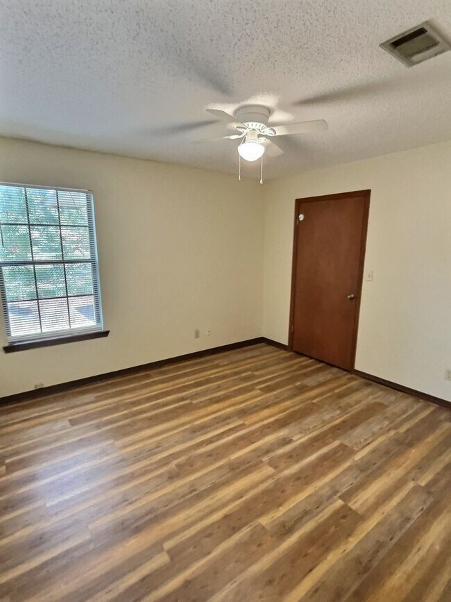 Building Photo - 1115 Hickory Dr