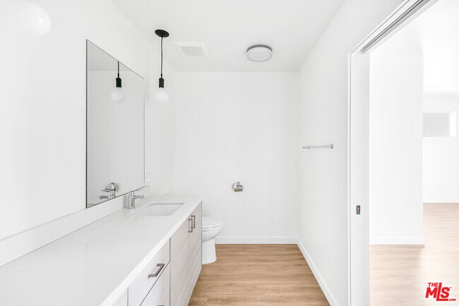 Building Photo - 747 Lillian Way