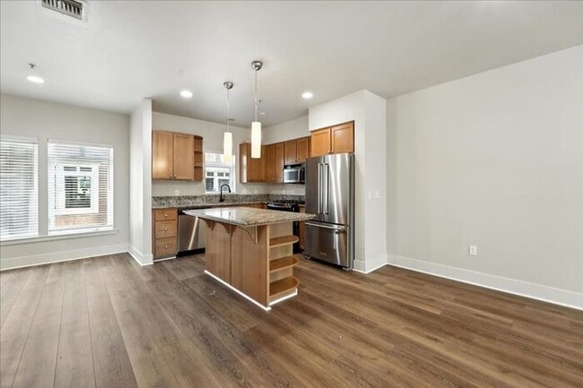 Building Photo - Versatile Townhome: Perfect for Live/Work ...