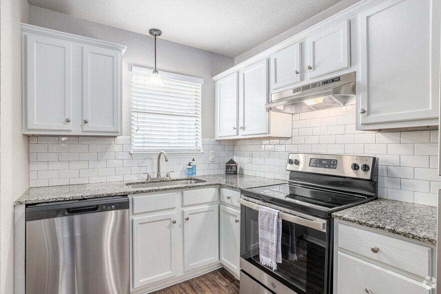 2BR, 1.5BA - 1100SF - Kitchen - Edge at 40 Townhomes & Apartments