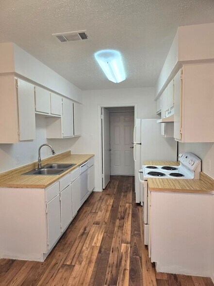 Building Photo - 15208 Spring Hill Ln