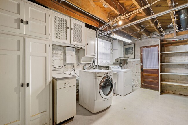 Building Photo - 5325 Chevy Chase Pky NW