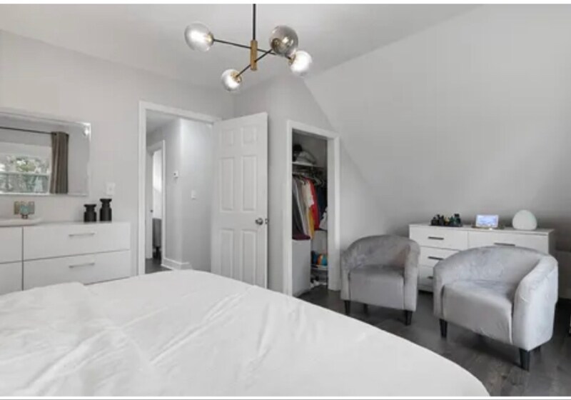 Building Photo - 55 Howe St