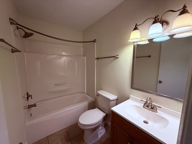 Building Photo - 1 Bedroom, 1 Bath Apartment