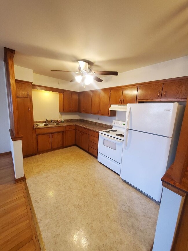 Interior Photo - 1920 Lathrop Ave. (16 Unit)