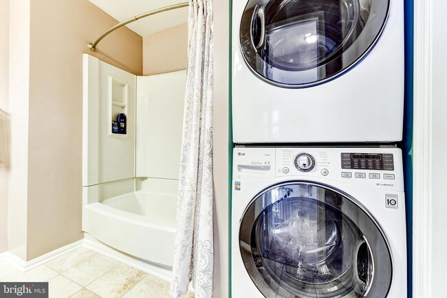 Building Photo - Elegant Arlington Residence with Comfortable Living and Ideal Location