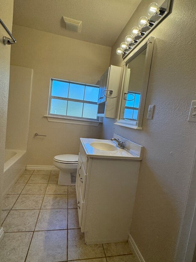 Building Photo - 3109 NW Liberty- AVAILABLE NOW!