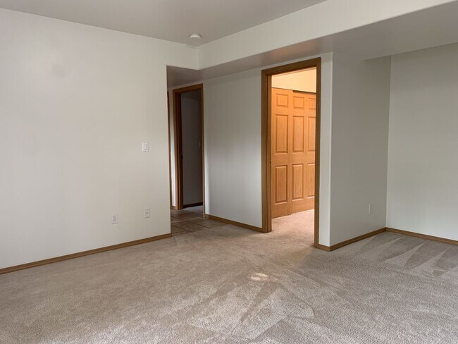 Building Photo - Split Level 4-bedroom, 3-bathroom Home in ...
