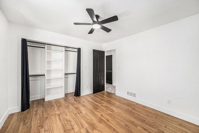 Building Photo - Renovated Lakefront 5 Bedroom Home with 2 Garages!