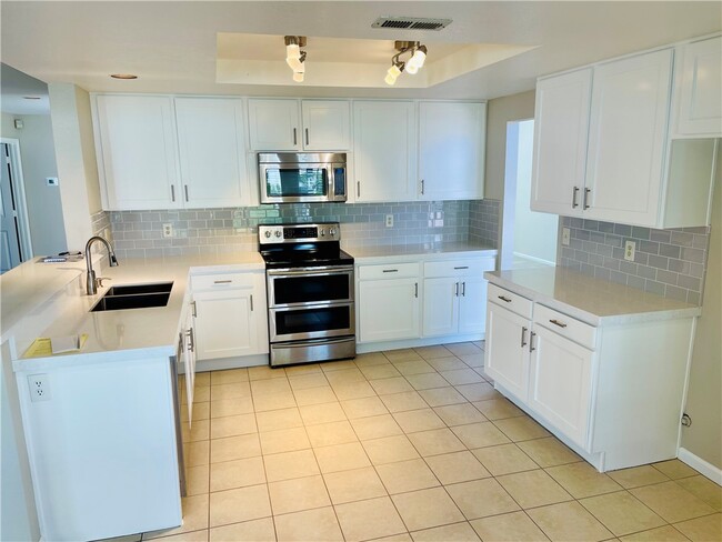 Building Photo - 25472 Day Lily Dr