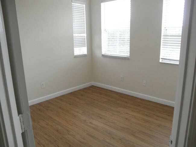 Building Photo - Shoma Townhomes