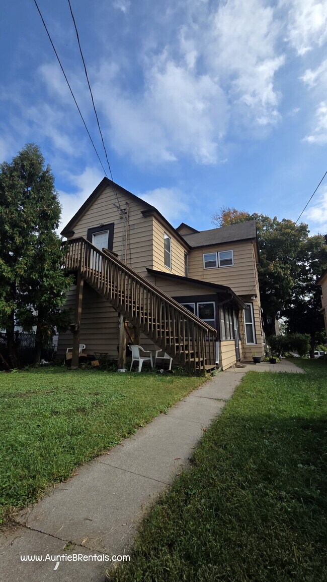 Building Photo - 2 bedroom - Duplex for RENT  Move in Nov 1st