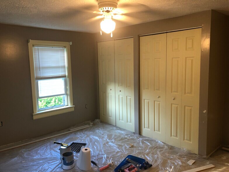 Lrg bdrm- Double/queen size bed - 956 Bedford St