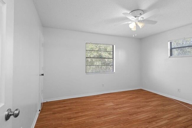 Building Photo - 2 Bedroom Townhouse available now!