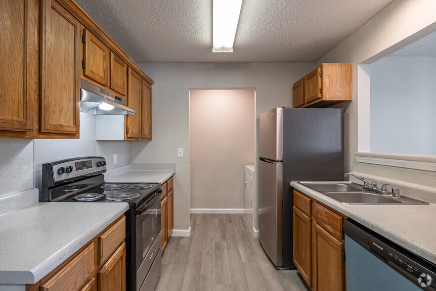 2BR, 2BA - 912SF - Kitchen - The Heights on Oak