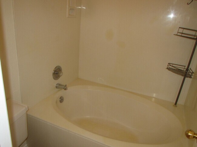 Building Photo - Beautiful Home With Spacious Kitchen and B...