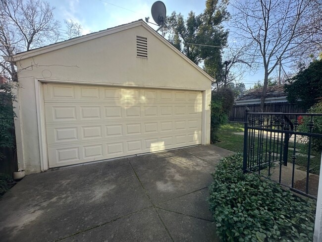 Building Photo - 4 Bedroom 3 Bathroom Land Park Home