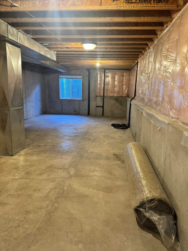 Building Photo - Charming 5 Bedroom