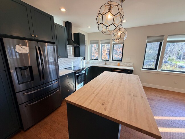 Building Photo - 3Bed/2.5 Bath Townhouse With Large Bonus Room/Office In Woodstock Neighborhood