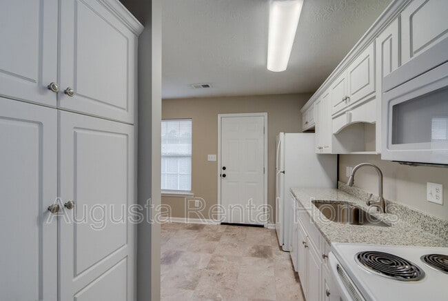 Building Photo - 525 Edgecliff Ln
