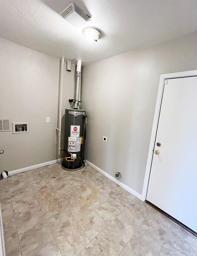 Building Photo - ** Move in Special** Spacious 3 bedroom, 1 bath Lakewood duplex with fenced in backyard available!