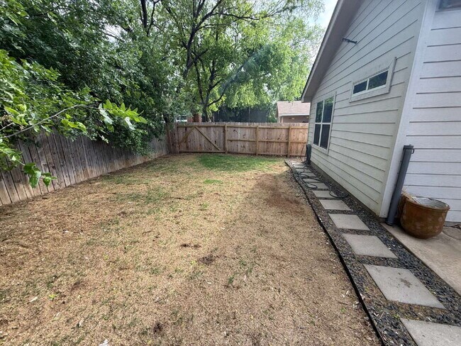 Building Photo - Well Maintained One-Story in Westchase | No Carpet + New Pergola + Prime Location