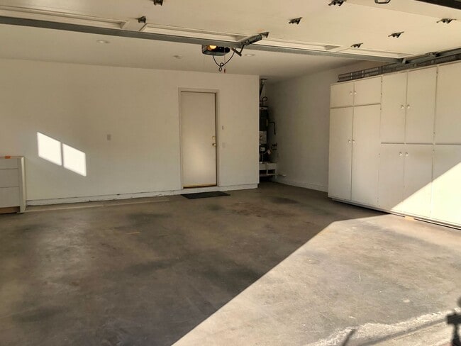 Building Photo - Beautifully Updated 3 bedroom + Office/2 B...