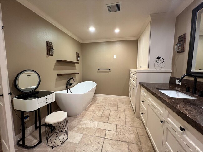 Building Photo - 1014 Roxella St