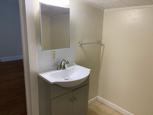 Building Photo - 212 Fairview Dr