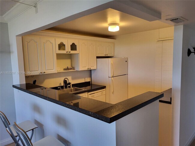 Building Photo - 3475 N Country Club Dr