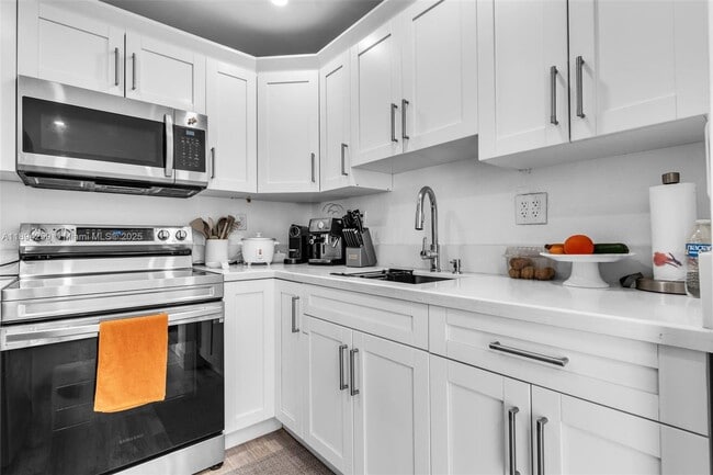Building Photo - 9310 Fontainebleau Blvd