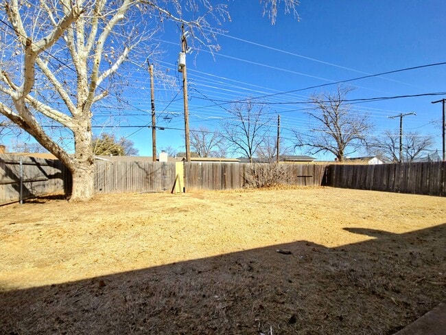 Building Photo - Charming 3 Bed 2 Bath In South Central Lubbock