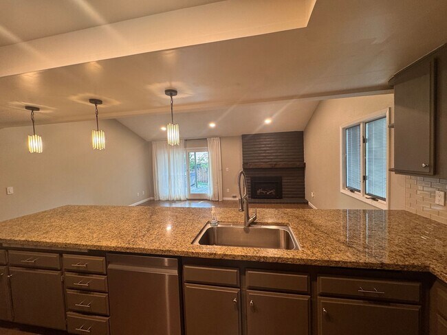 Building Photo - 4860 Lakeside Dr